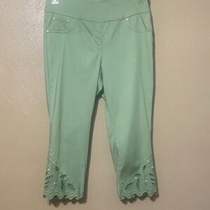 43. Ruby Rd. Size 6P Olive Green Capri Pants Floral Embroidery NWT